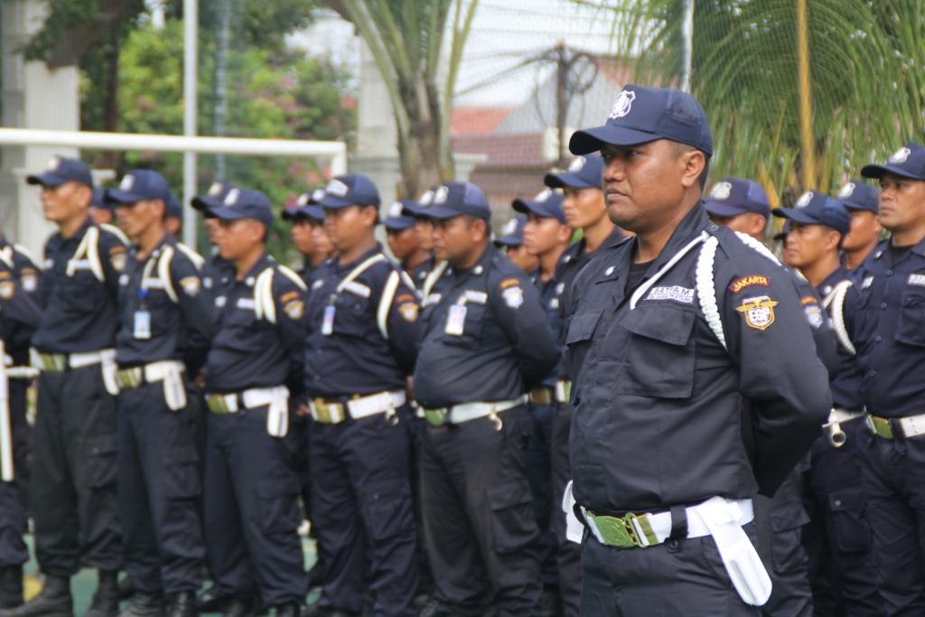 Latihan formasi baris-berbaris personel keamanan
